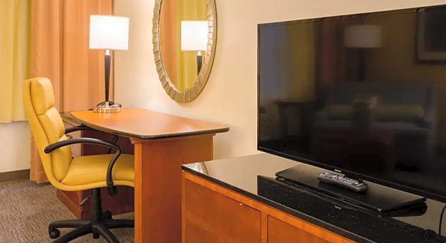 Четырёхместный номер Standard Airtel Plaza Hotel