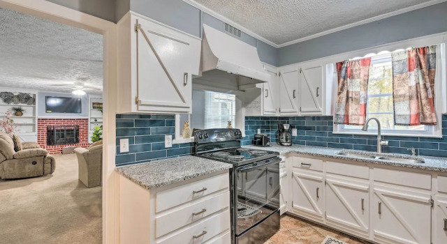 Коттедж Charming Marietta Home ~ 7 Mi to Downtown!