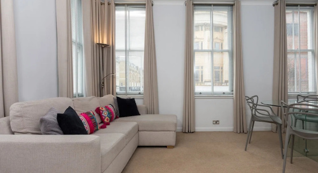 1 Bedroom Flat in Chelsea Sleeps 4, Забронировать Отель Отели Лондона 3 звезды, рядом с Здание «Мишлен Хауз», 3*