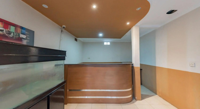 OYO 677 Rianes Family Guest House, Book Pension Hoteller i Cibogo med parkering, Parkering