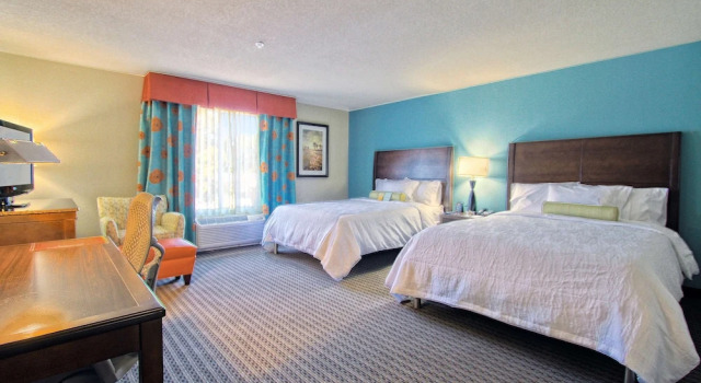 Номер Mobility Accessible with Roll-in Shower Hilton Garden Inn Midtown Tulsa