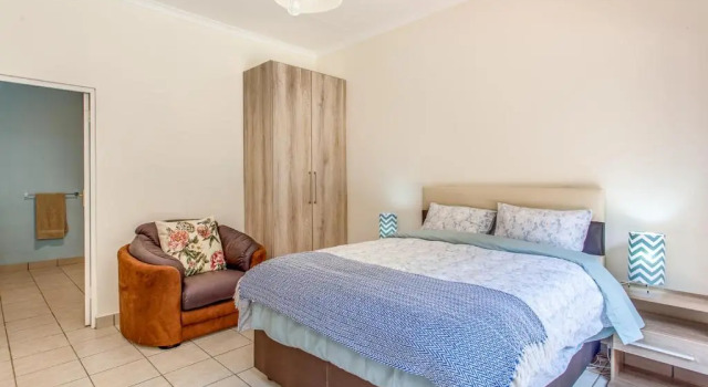 Chalet 5 Cosmos, Забронировать Шале Отели Йоханнесбург с парковкой, рядом с Benmore Centre, Парковка