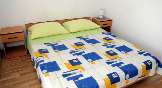 Studio apartment Port - great loaction and free parking: SA3 Murter, Island Murter