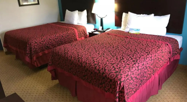 Четырёхместный номер Standard Days Inn & Suites by Wyndham Conroe North