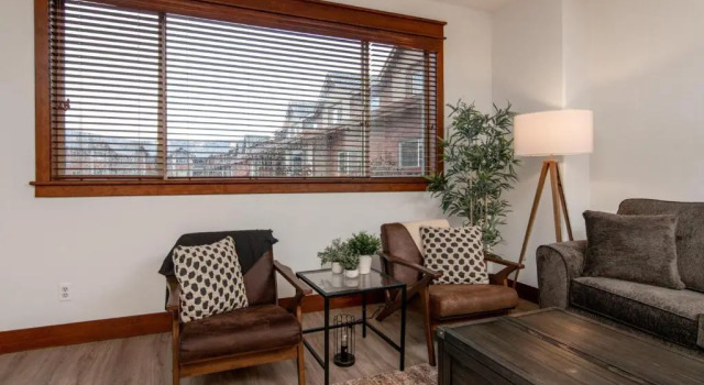 Modern Riverstone Condo with Grand Deck - Steps to Shops, Restaurants & Trail, 预订 酒店 科达伦 爱达荷州
