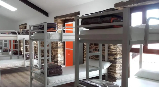 Кровать в общем номере Albergue Monte Aro