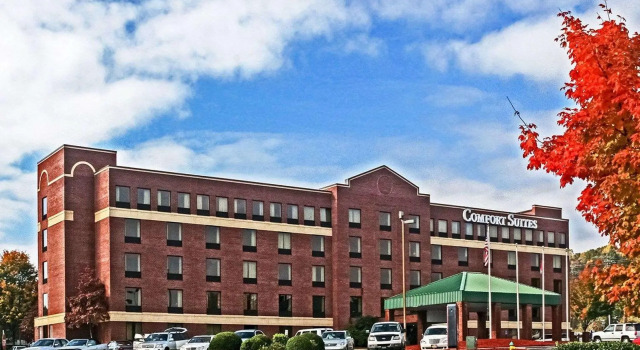 Номер Standard Comfort Suites Outlet Center
