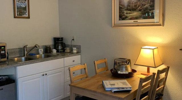Люкс с балконом Mountain Meadows Inn & Chalet Suites