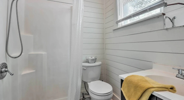 Апартаменты Quaint Leeds Studio w/ Yard ~ 18 Mi to Birmingham!