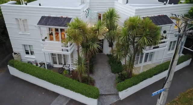 Stylish 2 Bed Art Deco Apartment