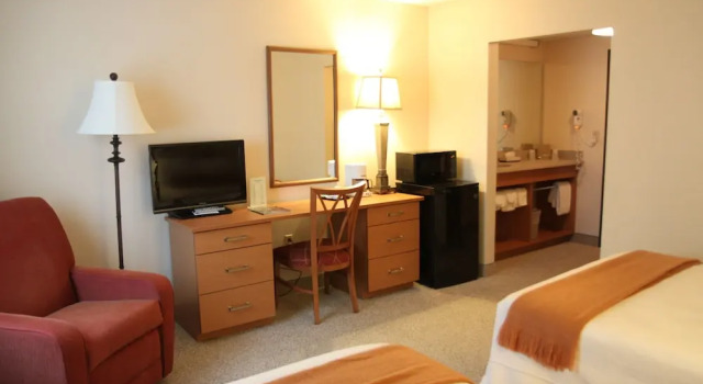 Двухместный люкс Brentwood Inn & Suites