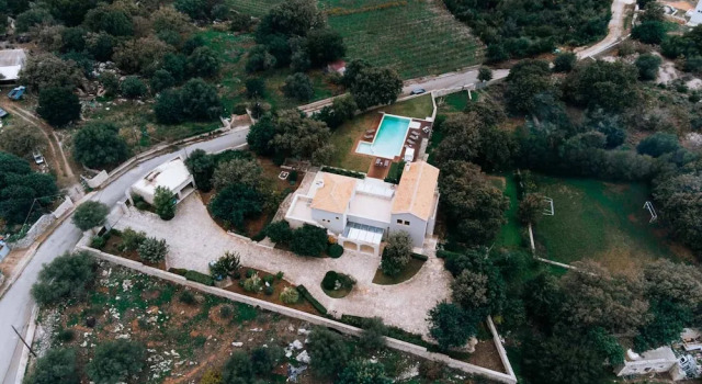 Вилла Luxurious Villa Liandri 600 m Resort