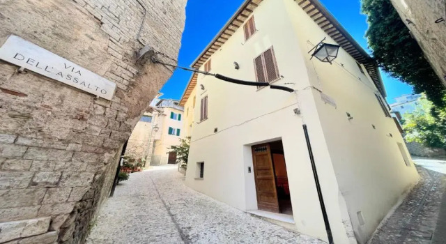 Spoleto Storico Spacious City House - car Unnecessary - Wifi - Sleeps 10, Varaa Hotelli Spoleto Umbria