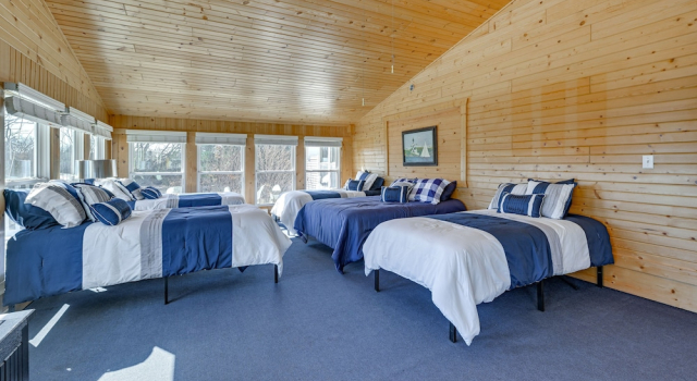 Large Home w/ Indoor Basketball Court + Game Room!, Rezerwuj Hotel Lake Delton 