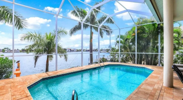 Коттедж Waterfront home with views, pool and walk to beach