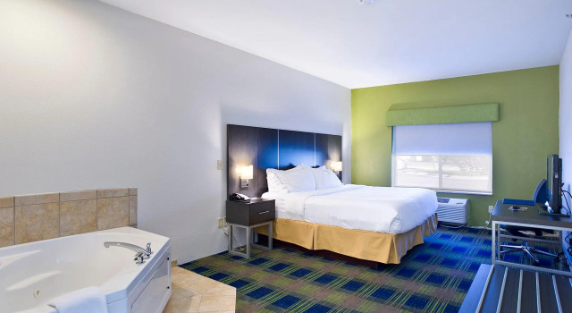 Двухместный номер Standard Holiday Inn Express Hotel & Suites Vermillion by IHG
