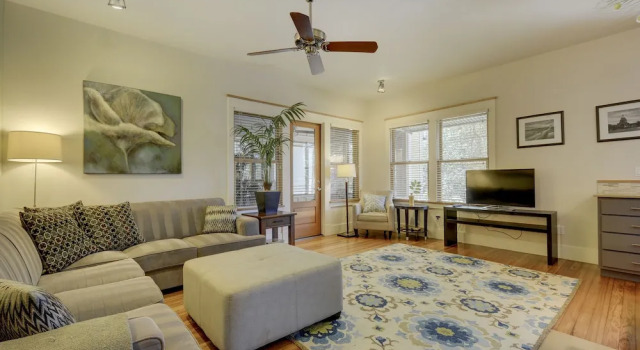 3Br 2BA New Luxury Downtown Austin Townhome by RedAwning, Забронировать Отель Остин Greater Austin, рядом с Confederate Soldier Monument
