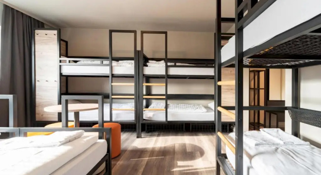 Кровать в общем номере harrys home Salzburg