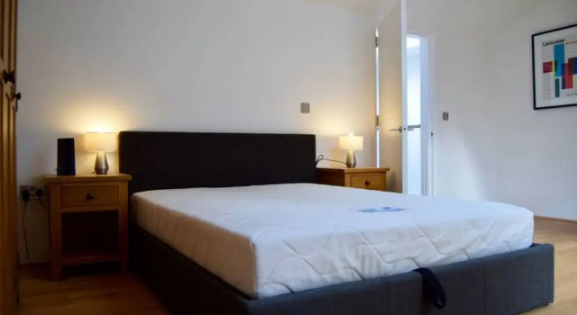 Bright 2 Bedroom Property With Easy Access to the City
