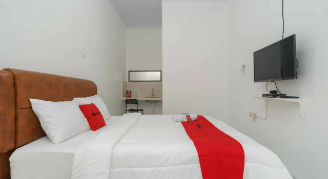 RedDoorz Syariah near Exit Toll Jatiwarna 2