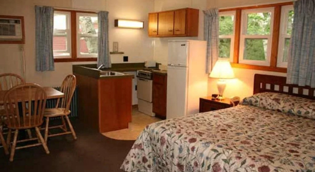 Kathy's Cottages, Забронировать Отель Лейк-Джордж Adirondack Mountains, рядом с Аутлет-центр "Лейк-Джордж Плаза"