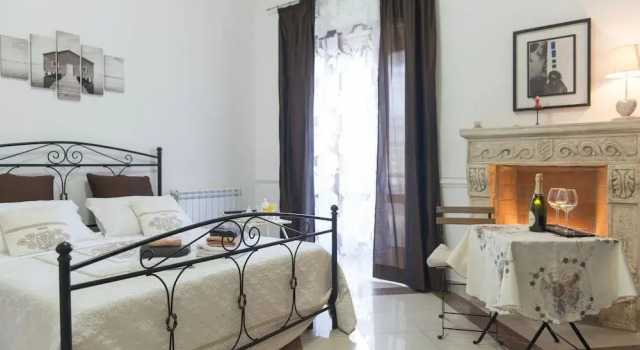 Laetitia Guest House 32, Book Pension Hoteller i Aversa med parkering, Parkering