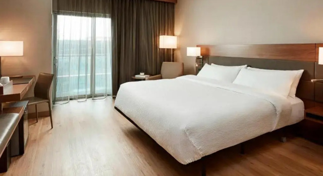 Номер Standard с балконом AC Hotel by Marriott Cincinnati at The Banks