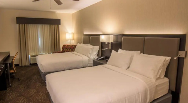Четырёхместный номер Standard Holiday Inn Trophy Club by IHG