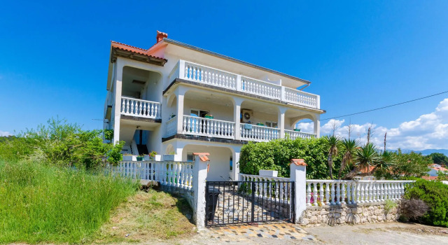 Apartments Ester in Lopar - island Rab, Varaa Huoneisto Hotellit Kvarner Islands uima-altaalla, Uima-allas