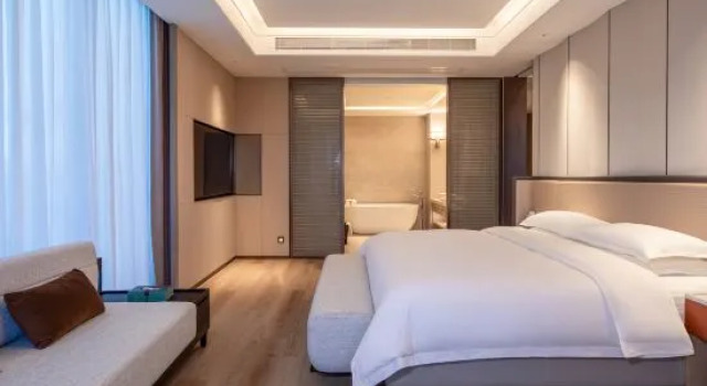 Люкс с балконом Zhoushan Puzhen Narada Resort Hotel