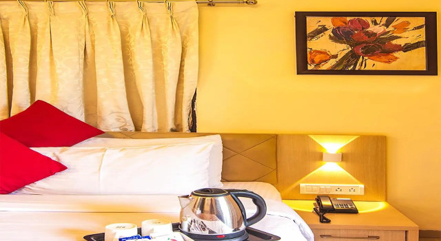 Aron Resort Lonavala Near Old Mumbai Pune Highway, Varaa Lomakeskus Hotellit New Delhi uima-altaalla, Uima-allas
