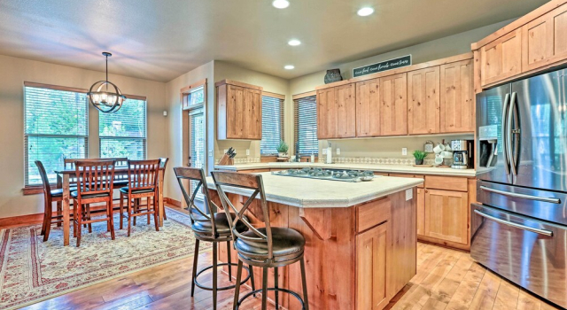 Коттедж Spacious Sunriver Home w/ Hot Tub & Gas Grill