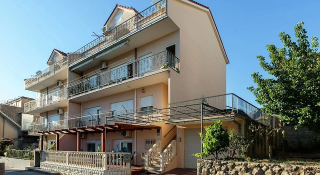 Modern Holiday Home at Podstrana with Hot Tub & Sauna, Забронировать Отель Отели Подстраны с парковкой, рядом с Частный Пляж «Апартментс Лавица Бич Думичич», Парковка