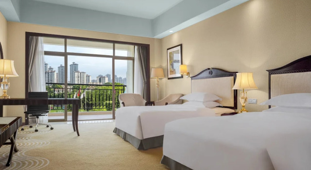 Четырёхместный номер Standard с балконом и с видом на внутренний двор Country Garden Phoenix Hotel Chongqing
