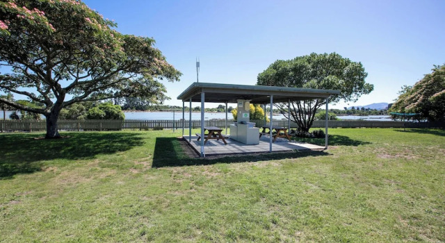Студия с видом на сад Tāhuna Beach Holiday Park