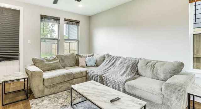 Modern Home w/ Private Yard in Northeast H-town!, Book Feriehus Houston Houston