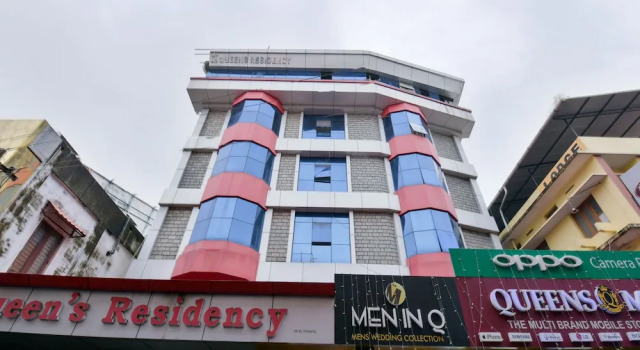 OYO 15099 New Queens Residency, Забронировать Отель Отели штата Кералы с парковкой, Парковка