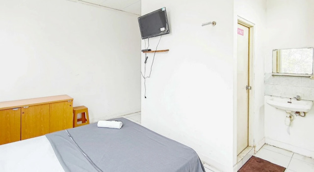 Rabel Guest House RedPartner, Book Guesthouse Hotels in Jakarta Province with Parking, Parking
