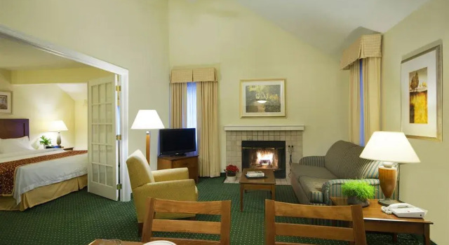 Residences at Daniel Webster, Varaa Hotelli Hotellit New England uima-altaalla, Uima-allas