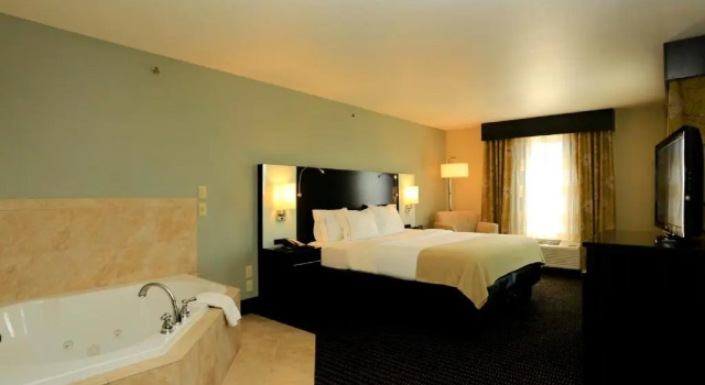 Двухместный номер Deluxe Holiday Inn Express & Suites Marion Northeast by IHG