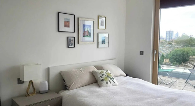 Stylish 2BD Flat With Private Balcony - Battersea, Varaa Huoneisto Asunnot kohteessa Merseyside, Huoneisto
