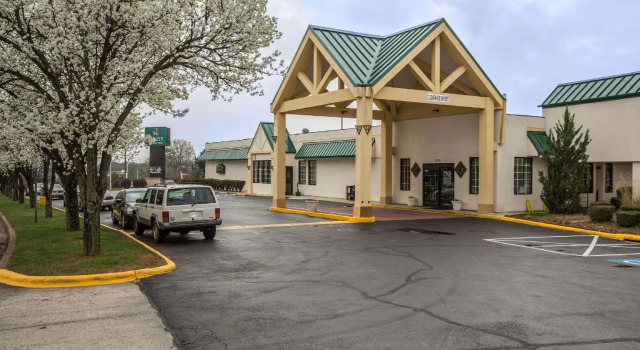 Четырёхместный люкс c 1 комнатой Quality Inn & Suites Hanes Mall