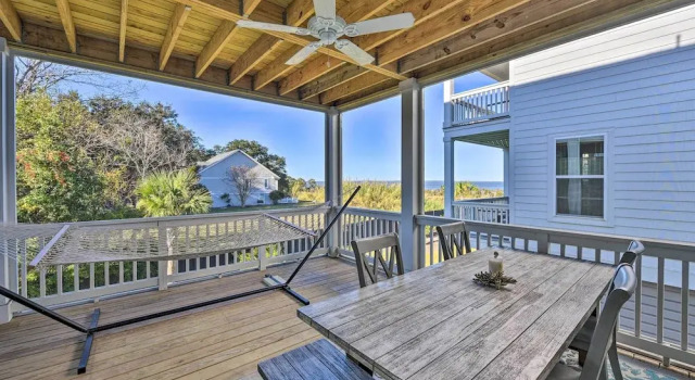 Коттедж 3 Decks & Water Views: Breezy Home in Hilton Head