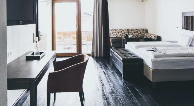 The Crystal, Book Hotel Hoteller i Tyrol med parkering, Parkering