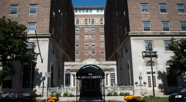 Astor Hotel, Rezerwuj Hotel Hotele w Milwaukee z parkingiem, w pobliżu Marcus Center, Parking