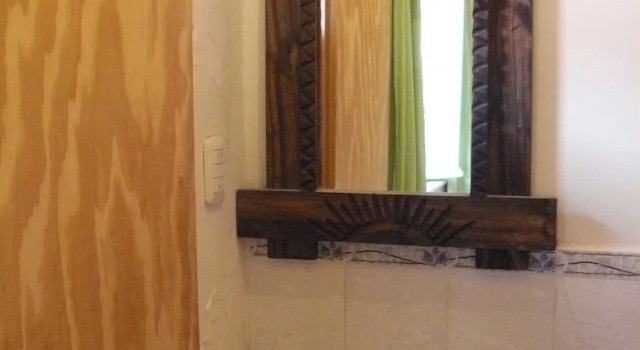 Кровать в общем номере Hostal La Antigua