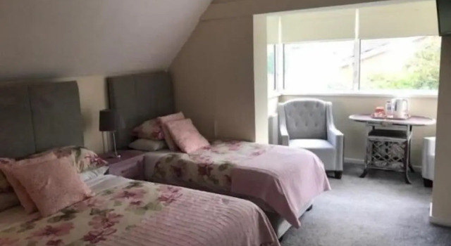 Overdale Motel, Book Motel Lisburn Antrim County