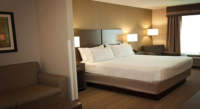 Люкс Holiday Inn Express Hotel & Suites Wichita Northeast by IHG