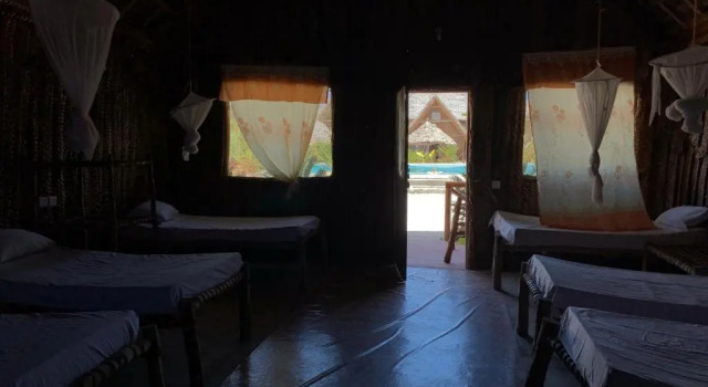 Кровать в общем номере New Jambo Bungalows
