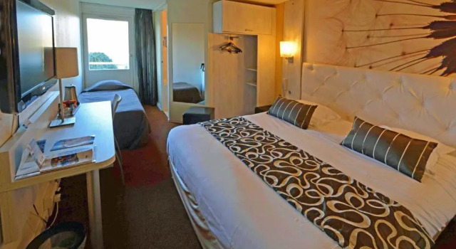 Трёхместный номер Standard Logis - Hôtel & Restaurant des Lacs Paris Sud